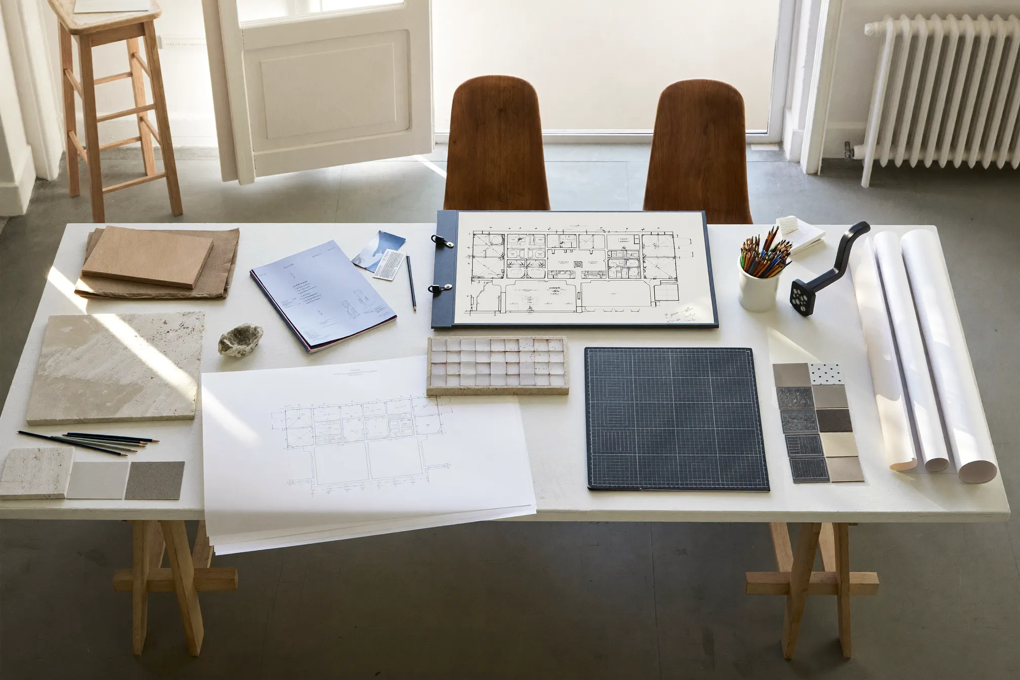 Plans et échantillons de matières sur la table de travail